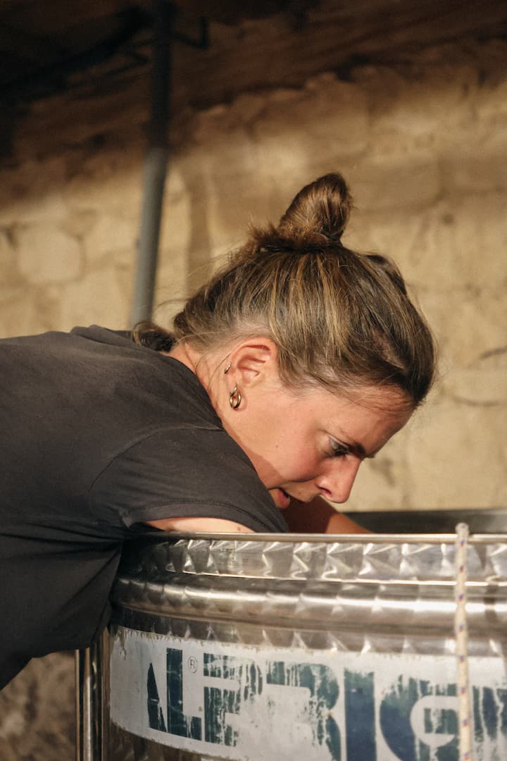 Photographie illustrant la mise en cuve